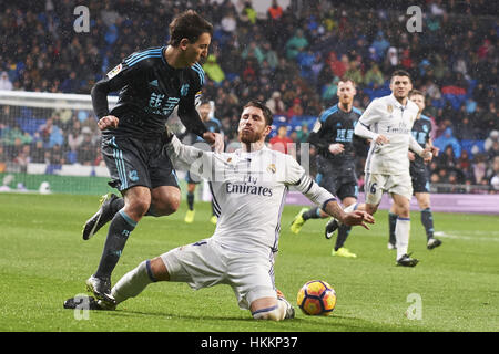 Madrid, Spanien. 29. Januar 2017. Sergio Ramos (Verteidiger; Real Madrid), Mikel Oyarzabal (Mittelfeldspieler; Real Sociedad) in Aktion während der La Liga-Spiel zwischen Real Madrid und Real Sociedad im Santiago Bernabeu in Madrid. Bildnachweis: Jack Abuin/ZUMA Draht/Alamy Live-Nachrichten Stockfoto