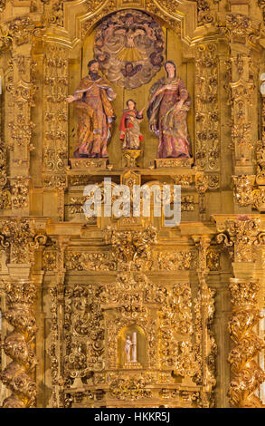 CORDOBA, Spanien - 26. Mai 2015: Geschnitzte Heilige Familie Statuengruppe auf dem Hauptaltar in der Kirche des Klosters von St. Anna und St.. Joseph Stockfoto