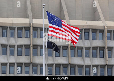 Eine amerikanische Flagge, und POW MIA Flagge vor dem US Department of Health und Human Services-Gebäude. Stockfoto