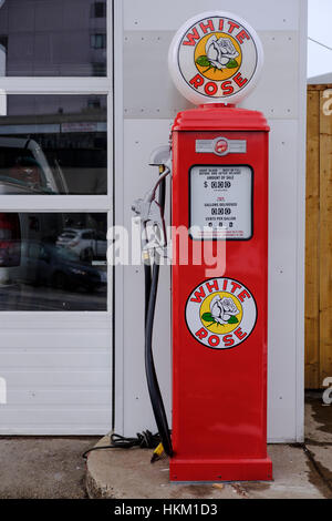 Vintage rot Kraftstoffpumpe mit weißen Rose Logo vor einer Tankstelle in London, Ontario, Kanada. Stockfoto