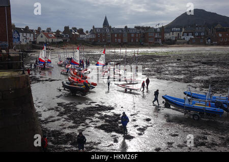 Topper Segeln Jollen manipuliert, am Strand, North Berwick Stockfoto