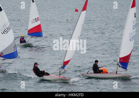 Topper Segeljollen während Renntraining in North Berwick Stockfoto