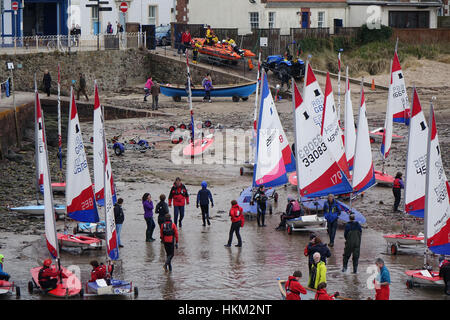 Topper Segeln Dingies ins Leben gerufen vom Strand in North Berwick Stockfoto