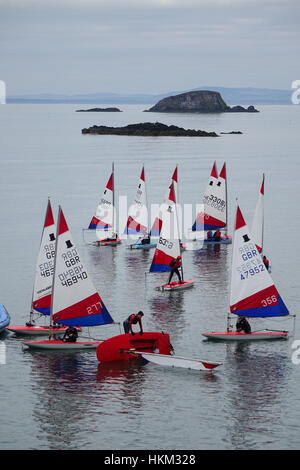 Topper Segeln Dingies Holzdetails oben wegen Windstille in North Berwick Stockfoto