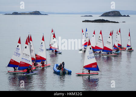Topper Segeln Dingies Holzdetails oben wegen Windstille in North Berwick Stockfoto