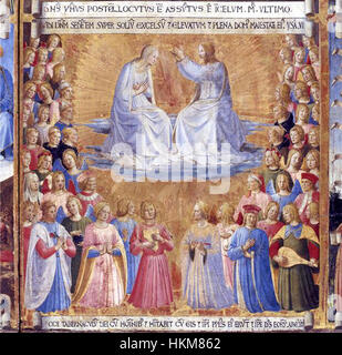 „Armadio degli Argenti“, ein italienisches Meisterwerk, zeigt die Krönung der Jungfrau. Dieses reich verzierte Stück, wahrscheinlich aus der Renaissance-Zeit, zeigt eine komplizierte religiöse Ikonographie, die einen Schlüsselmoment der christlichen Theologie veranschaulicht. Stockfoto