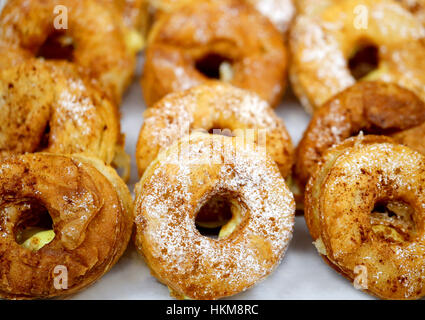 Fotos Hintergrund mit Makro Donuts und Zimt Stockfoto