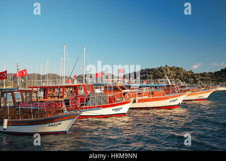 Uçagiz, Türkei-April 1, 2015: Ausflugsboote in den Rest des Abends vor Anker im Hafen nach einem Segeltag und warten auf den nächsten Tag Arbeit Witz neu starten Stockfoto