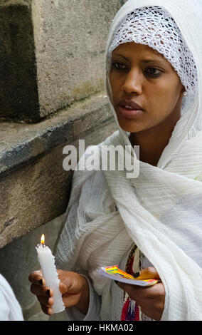 Pilger feiern Meskel Festival am Holy Trinity Cathedral, Addis Ababa, Äthiopien Stockfoto