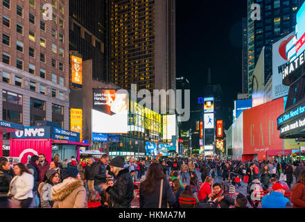 Times Square, New York City. Menschenmassen auf dem Times Square an einem Herbst-Abend, Midtown Manhattan, NY, USA Stockfoto