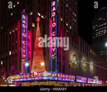 Radio City Music Hall in New York City. Radio City Music Hall, Rockefeller Center, Avenue of the Americas, Midtown Manhattan, NY, USA Stockfoto