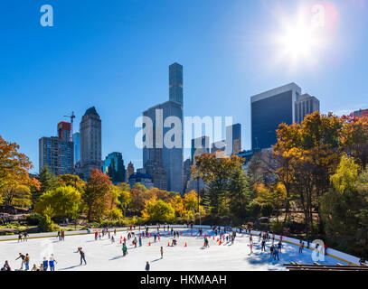 Central Park in New York City. Die Wollman Eisbahn im Herbst, Manhattan, NY, USA Stockfoto