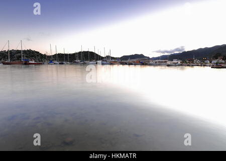 Uçagiz, Türkei-April 1, 2015: Ausflugsboote in den Rest des Abends vor Anker im Hafen nach einem Segeltag und warten auf den nächsten Tag Arbeit Witz neu starten Stockfoto