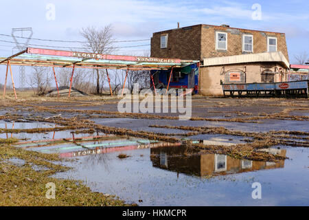 Ein Out-of-Business aufgegeben Restaurantgebäude Fassade und Parkplatz - Außenansicht - am Hwy 4, Sunset Drive in der Nähe von St. Thomas, Ontario, Kanada. Stockfoto