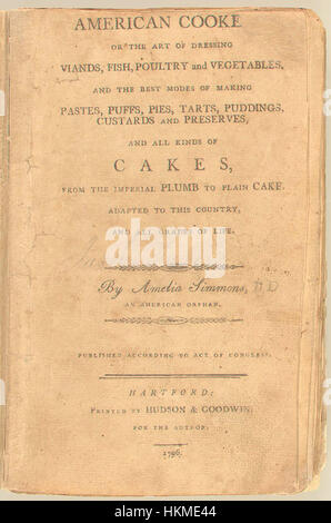 Das Cover der ersten Ausgabe von „American Cookery“ (1796) von Amelia Simmons, dem ersten bekannten amerikanischen Kochbuch. Dieses historische Werk präsentiert Rezepte, die auf lokalen Zutaten und Kochmethoden der damaligen Zeit basieren, und bietet einen Einblick in die frühen amerikanischen kulinarischen Traditionen. Das Buch ist ein wichtiges kulturelles Artefakt in der Geschichte der amerikanischen Küche. Stockfoto