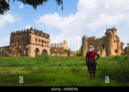 Touristen in die Festungsstadt Fasil Ghebbi (gegründet von Kaiser Fasilides), UNESCO-Weltkulturerbe, Gondar, Äthiopien Stockfoto