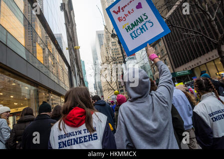 New York, USA 21. Januar 2017 - eine geschätzte 400 bis 500 Demonstranten, darunter Studenten aus der Stadt spezialisierten Wissenschaft High School, marschierten von Daj Hamerskold Plaza, bei den Vereinten Nationen, Trump Tower Protest gegen Präsident Donald Trump an seinem ersten Tag im Amt. © Stacy Walsh Rosenstock/Alamy Live-Nachrichten Stockfoto