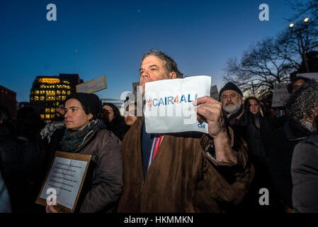 New York, USA 25. Januar 2017 Stunden nachdem Präsident Donald Trump Executive Orders mit dem Bau einer Mauer zwischen den USA und Mexiko beginnen und Einwanderung Durchsetzung erhöhen unterzeichnet Aktivisten versammelten sich in Washington Square Park schwört auf Muslime und Einwanderer Rechte zu verteidigen. © Stacy Walsh Rosenstock Stockfoto