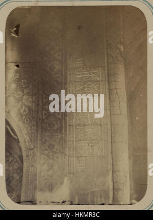 Die Madrasah von Nadir Divan-Begi in Samarkand, die in diesem Bild gezeigt wird, weist komplizierte Inschriften um die Nordfassade auf. Diese Inschriften und architektonischen Details spiegeln die islamische Kunst und Architektur der Region im 17. Jahrhundert wider. Stockfoto
