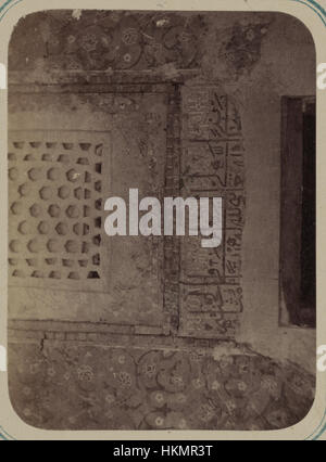 Die „Antiquitäten von Samarkand“ zeigt die Madrasah von Nadir Divan-Begi mit einem Schwerpunkt auf der komplizierten Innentür und der Inschrift über dem Eingang zur Zelle. Das Kunstwerk unterstreicht die architektonische Schönheit und historische Bedeutung von Samarkands islamischem Erbe. Stockfoto