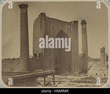 Die Madrasah von Ulugh Beg in Samarkand, dargestellt in der Antikenreihe, zeigt die komplizierte islamische Architektur des Gebäudes aus dem 15. Jahrhundert. Die Hauptfassade ist mit detaillierten geometrischen Mustern versehen, die die Pracht der Timuriden-Architektur zeigen. Stockfoto