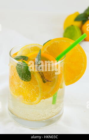 Orange und Mineralwasser zu trinken, in ein Glas Stockfoto