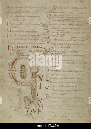 Ein verziertes Initial „Q“ aus einem historischen Manuskript mit kunstvoller Kalligraphie und komplizierten Grenzen. Das Design spiegelt die künstlerischen Stile der mittelalterlichen Handschriftenbeleuchtung mit detaillierten Letterformen und Verzierungen wider. Stockfoto