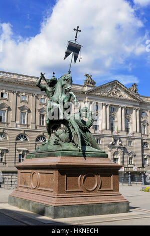 Eine Bronze-Skulptur des Hl. Georg tötet den Drachen, Berlin, Deutschland. Stockfoto