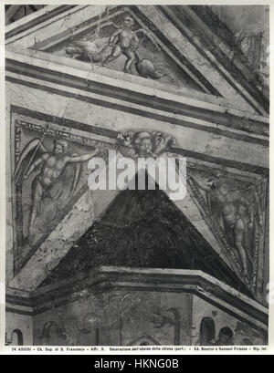 Eine Reproduktion des Freskos *Cacciata dei Diavoli* (Vertreibung der Teufel) von Giotto, das die dramatische Szene darstellt, in der Engel Teufel auswerfen. Das Gemälde zeigt Giottos Beherrschung religiöser Kunst der Frührenaissance. Stockfoto