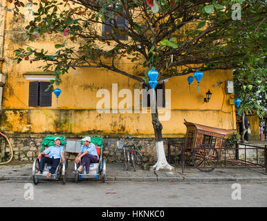 Cyclo-Fahrer entspannend in der malerischen alten Stadt von Hoi an, Vietnam Stockfoto