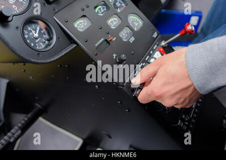 Cockpit-Steuerelemente im Helikopter Stockfoto