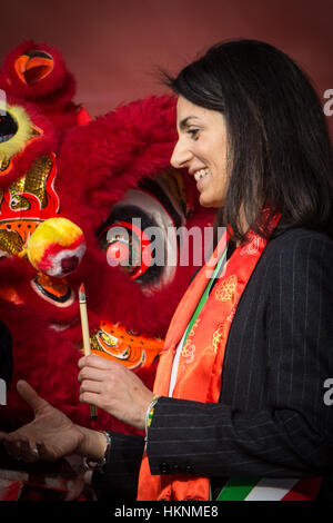 Rom, Italien. 28. Januar 2017. Roms Bürgermeister Virginia Raggi besucht die feiern das chinesische Neujahrsfest in Rom. Das neue Mondjahr beginnt das Jahr des Hahnes.  Bildnachweis: Andrea Ronchini/Pacific Press/Alamy Live-Nachrichten Stockfoto