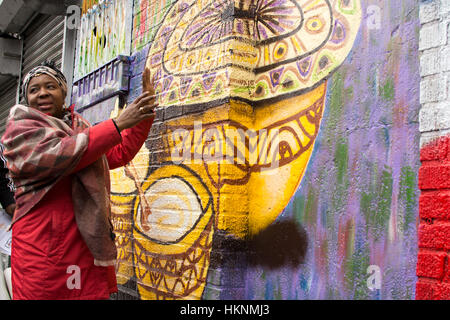 New York City, USA. 28. Januar 2017. Künstler Hawa Diallo, erklärt ein Detail aus dem Wandbild. Kadiatou Diallo, Amadous Mutter trat Künstler Hawa Diallo (keine Verwandtschaft), wer erstellt eine neue Wandbild zur Erinnerung an ihren getöteten Sohn für seine Vorstellung auf dem Block in der Bronx, wo Amadou lebte. Ebenfalls anwesend, zwei andere Mütter, die einen unbewaffneten Sohn in Polizei Shootings, Hawa-Bah (l-R), Mutter von Mohammad Bah und Gwen Carr, Mutter von Eric Garner, verloren ganz rechts. Bildnachweis: Pazifische Presse/Alamy Live-Nachrichten Stockfoto