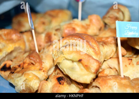 Herzhaften Croissants gefüllt mit Schinken, Käse und Oliven Stockfoto