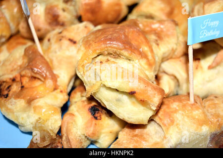 Herzhaften Croissants gefüllt mit Schinken, Käse und Oliven Stockfoto