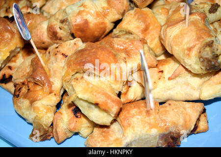 Herzhaften Croissants gefüllt mit Schinken, Käse und Oliven Stockfoto