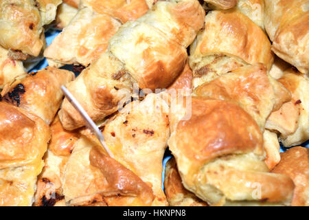 Herzhaften Croissants gefüllt mit Schinken, Käse und Oliven Stockfoto