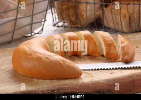 In Scheiben geschnitten Croissant auf einem Holzbrett Stockfoto