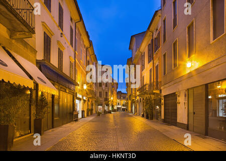 CREMONA, Italien - 24. Mai 2016: Die Straße der Altstadt im Morgen-Dämmerung. Stockfoto