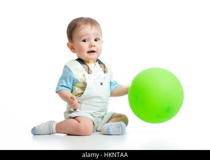 Glückliches Baby Boy mit grüner Ballon isoliert auf weiss Stockfoto