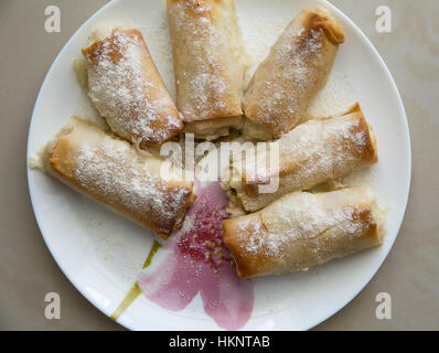 Gerollte Pfannkuchen mit Quark und Rosinen Stockfoto