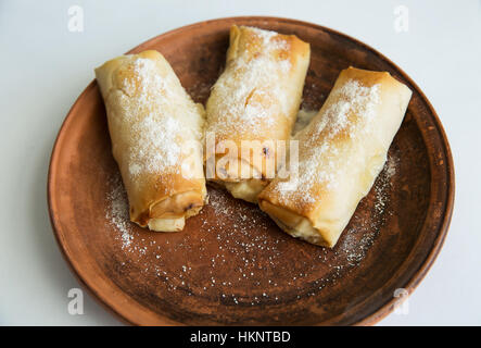 Gerollte Pfannkuchen mit Quark und Rosinen Stockfoto