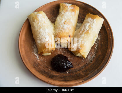 Gerollte Pfannkuchen mit Quark und Rosinen Stockfoto