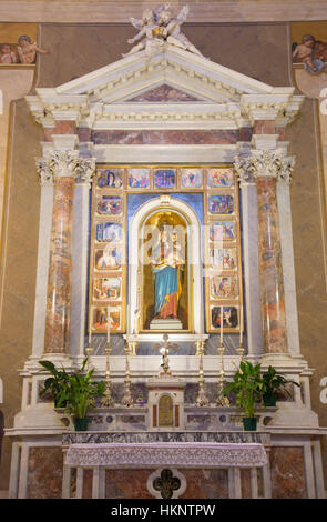 BRESCIA, Italien - 22. Mai 2016: Der Seitenaltar der Madonna des Rosenkranzes in der Kirche Chiesa di Christo Re. Stockfoto