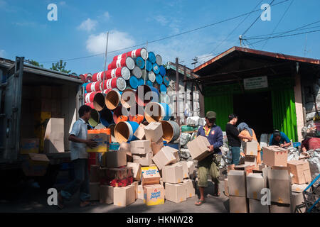 Arbeitertätigkeit in einem Straßenhandelsgeschäft für gebrauchte Verpackungsbehälter in Surabaya, Ost-Java, Indonesien. Stockfoto