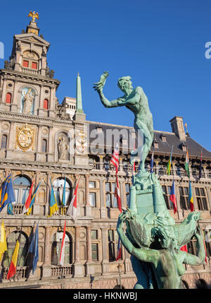 Antwerpen - Rathaus und Brabo-Brunnen im Morgenlicht Stockfoto