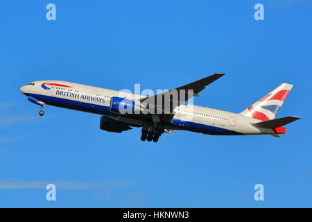 British Airways Boeing 777-200ER G-YMMG ausgehend von London Heathrow Airport, Großbritannien Stockfoto