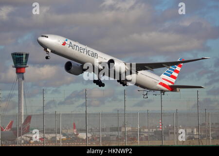 American Airlines Boeing 777-300ER N720AN ausgehend von London Heathrow Airport, Großbritannien Stockfoto