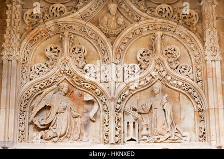 SALAMANCA, Spanien, APRIL - 17, 2016: Die Verkündigung als Detail vom gotischen Portal des romanischen Kirche Iglesia de San Benito. Stockfoto