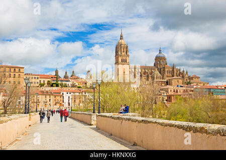 SALAMANCA, Spanien, APRIL - 17, 2016: Die Kathedrale und Brücke Puente Romano über den Fluss Rio Tormes. Stockfoto